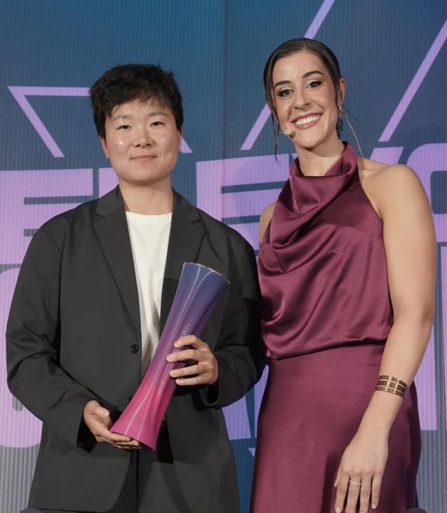 九游游戏-表彰体育精神!西班牙媒体为何冰娇颁发纪念奖杯